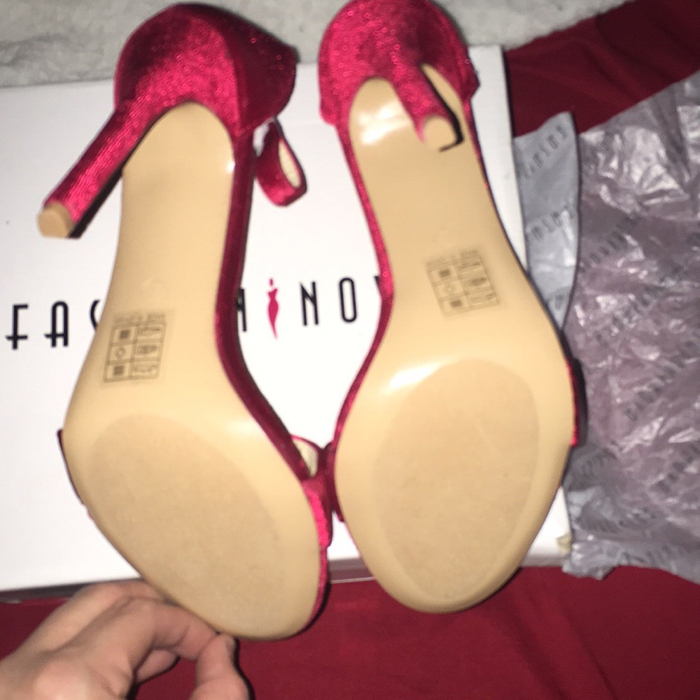 7.5 Red velvet strap  from fashion nova never used